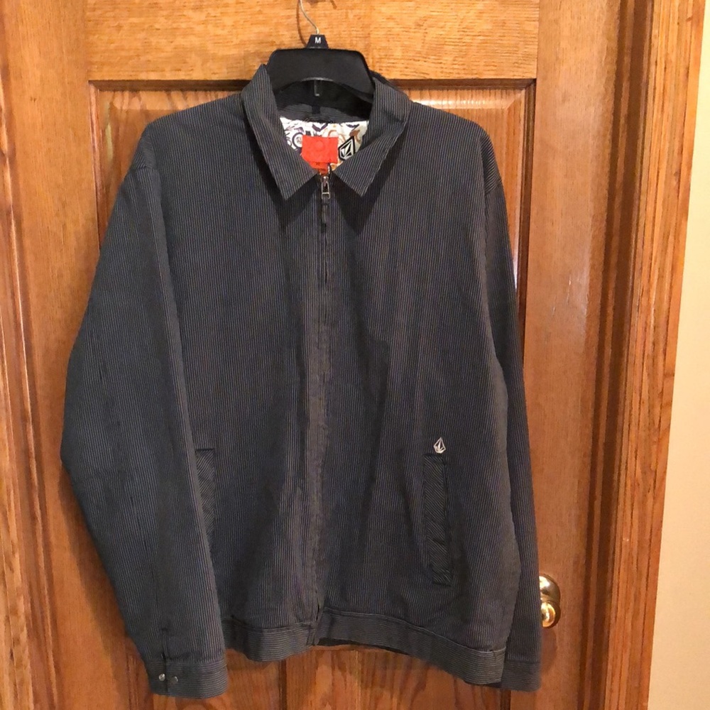 Volcom casual dress jacket.  Size xL.